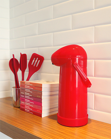 As cores clássicas são sinônimos de elegância e modernidade, que combinam com qualquer ambiente! A #GarrafaTérmicaNobileMor possui design anatômico, que facilita o manuseio e a transforma em um item indispensável para sua casa ✨
Um clique na imagem para ter a sua!